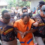 Rohmat, residivis kambuhan berjalan pincang setelah dihadiahi timah panas oleh Tim Cobra Satreskrim Polres Lumajang.
