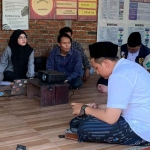 Tim DPSDA saat mengunjungi karya inovasi pemuda Desa Ketajen, Kecamatan Gedangan. Foto: ist