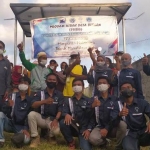 Inilah Himpunan Mahasiswa Teknik Manufaktur Kapal (TMK) Politeknik Negeri Banyuwangi (Poliwangi) yang memanfaatkan Program Hibah Desa Binaan (PHDB) untuk menerangi Dusun Pecemengan, Desa Blimbingsari, Kecamatan Blimbingsari Banyuwangi. foto: Teguh Prayitno/ BANGSAONLINE.com