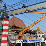 Proses pengecekan dan pembongkaran PJU di Kabupaten Madiun.