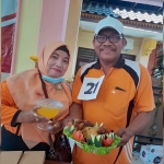 Kepala KUA Sarirejo, Roiyan, beserta istri saat menampilkan nasi goreng buatannya.