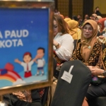 Bunda PAUD Kabupaten Kediri, Eriani Annisa Hanindhito (kanan) di sebuah acara. Foto: Ist.