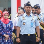 Kepala Kantor Imigrasi Kelas II Non-TPI Kediri, Rakha Sukma Purnama bersama Bupati Kediri, dr. Hj. Haryanti Sutrisno dalam sebuah acara.