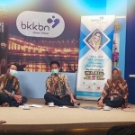 Kaper BKKBN Provinsi Jawa Timur Drs. Sukaryo Teguh Santoso, MPd didampingi Kabid Adpin BKKBN Jatim Sofia Hanik, MM di acara Ngoper Kanan. foto: YUDI A/ HARIAN BANGSA