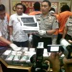 ?

Kapolrestabes Surabaya Kombes Pol Setija Junianta menunjukkabn barang bukti, dengan latar belakang para pelaku. Foto:rusmiyanto/BANGSAONLINE