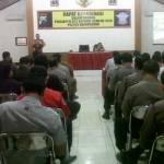 Rapat menjelang operasi ketupat 2015 Polres Bojonegoro di Ruang Meliwis Putih eks Mapolwil. Dan foto Kapolres Bojonegoro AKBP Hendri Fiuser. (foto: eky nurhadi/BANGSAONLINE)