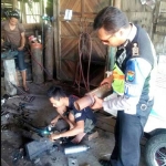 Petugas saat sosialisasi di bengkel las knalpot brong.