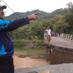 Ketua DPRD Ponorogo ketika melakukan sidak jembatan yang putus.