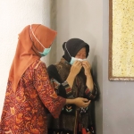 Wali Kota Risma sempat menangis haru dan meneteskan air mata saat menerima ribuan alkes dari Badan Intelijen Negara (BIN) Republik Indonesia di Balai Kota Surabaya.