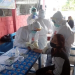 Petugas saat sedang melakukan rapid test.