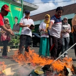 Petugas dari Kemenag Kota Blitar saat memusnahkan belasan ribu buku nikah yang habis masa berlakunya.