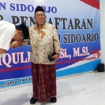 SUNGKEM: H. M. Taufiqulbar mencium tangan KH. Maskur Rois, tokoh NU Sidoarjo, saat mendaftar Bacawabup PAN, Sabtu (29/2). foto: MUSTAIN/ BANGSAONLINE
