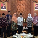 
Irwan Setiawan bersama Pengurus Partai Keadilan Sejahtera (PKS) Jawa Timur melakukan kunjungan silaturrahim kepada Gubernur Jawa Timur, Khofifah Indar Parawansa di Gedung Negara Grahadi, Jumat (24/1) malam.