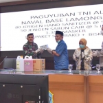 Ketua Paguyuban TNI AL, Letkol Laut (S) Abu Ali saat menyerahkan bantuan secara simbolis kepada Bupati Fadeli.