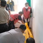 Jenazah korban saat hendak dibawa ke Rumah Sakit.