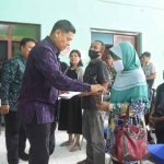 Wali Kota Kediri, Abdullah Abu Bakar, saat menyalurkan Bantuan Pangan Non-Tunai Daerah. Foto: Ist