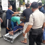 Korban dievakuasi hendak dibawa ke RS Bhayangkara Porong.