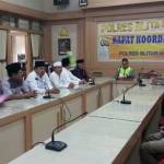 Aliansi Umat Islam saat melakukan pertemuan dengan Polres Blitar Kota menuntut pengusutan dugaan penistaan agama oleh pendeta Ruth Ewin. foto: TRI SUSANTO/ BANGSAONLINE