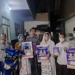 Baur STNK Samsat Kota Batu, Aipda Suhana, bersama staf Dispenda saat mengunjungi kediaman Tri Sandra Dewi.