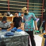 Mas Dion didampingi Muslim saat meninjau para penjahit masker.