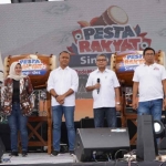 Wakil Bupati Mojokerto, Muhammad Al Barra, dan Ketua DPRD Kabupaten Mojokerto, Ayni Zuroh, saat menghadiri penutupan Pesta Rakyat Simpedes BRI 2022.