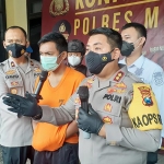 Kapolres Mojokerto AKBP Dony Alexander saat memamerkan tersangka penganiayaan dalam rilis pers, Senin (25/1).