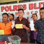 Polisi menunjukkan barang bukti yang digunakan pelaku untuk meracuni korban. 