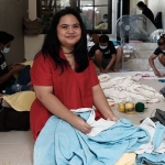 Founder Sleep Buddy,  Indah Catur Agustin, menunjukkan produksi Cushion, Table Runner, dan Throw Blanket.