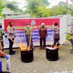 Pemusnahan BB Tindak Pidana Umum di halaman Kantor Kejari Trenggalek. foto: HERMAN/ BANGSAONLINE