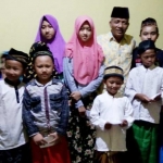 Khamim bersama para anak yatim usai doa bersama.