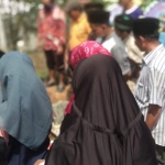 Prosesi pemakaman almarhumah Supri Rahmawati. foto: YUNIARDI SUTONDO/ BANGSAONLINE