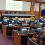 DPRD Gresik saat menggelar paripurna mengambil keputusan usulan interpelasi penanganan Kali Lamong. foto: SYUHUD/ BANGSAONLINE