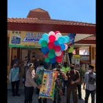 Pelepasan balon ke udara saat peluncuran Posko Kampung Tangguh Semeru Kelurahan Wonocolo, Kecamatan Taman, Kabupaten Sidoarjo.