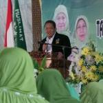 PAPARAN – Kepala BNN Komjen Pol Anang Iskandar saat paparan mengenai bahaya narkoba di depan ibu-ibu anggota Muslimat NU Sidoarjo, di Masjid Agung Sidoarjo, Sabtu (26/4/2014)