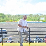 Saya (penulis) berfoto di beranda atau halaman Lapangan Terbang Harun Thohir Bawean dengan latar belakang pegunungan, Jumat (26/5/2023). Foto: bangsaonline