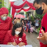 Ketua DPC Sarinah Gresik, Siti Muafiyah, saat meninjau giat vaksinasi. Foto: SYUHUD/ BANGSAONLINE