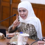 Gubernur Jawa Timur Khofifah Indar Parawansa saat pertemuan dengan delapan perguruan tinggi tersebut di Gedung Negara Grahadi, Jum