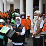 Gubernur Khofifah Indar Parawansa saat melaunching Perluasan Area Layanan Barang Kebutuhan Bahan Pokok di Gedung Negara Grahadi, Kamis (9/7). foto: ist/ bangsaonline.com 