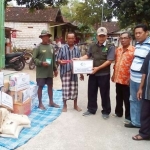 Relawan Lazisnu Jombang saat menyalurkan santunan untuk korban banjir di Kecamatan Rengel, Kabupaten Tuban, Senin (5/12). foto: ROMZA/ BANGSAONLINE