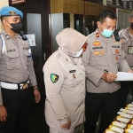Petugas saat memeriksa giat tes urine yang digelar Propam Polres Malang.