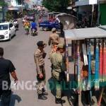 Para Petugas Satpol PP kota kediri saat melakukan penertiban para pedagang kaki lima di jalan HOS Cokroaminoto. foto: arif/ BANGSAONLINE