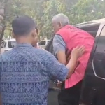 Salah satu tersangka dugaan korupsi dana hibah KONI Kota Kediri saat keluar dari mobil yang membawanya ke Lapas Kediri. (Ist)
