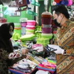 SOSIALISASI PSBB: Wabup Nur Ahmad membagikan masker sambil sosialisasi PSBB, di Pasar Krian, Selasa (21/4) lalu. foto: ist