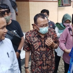 Ani Chasanah alias Anang Sutomo (kanan pakai kopiah) didampingi pengacaranya, Luka Fardani (kiri) dan Danan Prabandaru (tengah). foto: MUJI HARJITA/ BANGSAONLINE