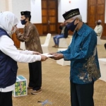 Gubernur Jawa Timur Khofifah Indar Parawansa secara simbolik memberikan tali asih kepada seniman kondang Cak Kartolo di Gedung Negara Grahadi Surabaya, Ahad sore (19/4/2020). foto: ist/ bangsaonline.com) 