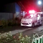 Tangkapan layar video yang direkam Fandi Ahmad. Tampak ambulans mengevakuasi tetangganya seorang lansia yang disebutnya positif Corona.