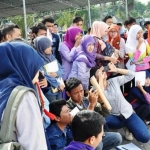 Para pencari kerja menyerbu Job Fair yang diadakan Pemkab Gresik beberapa tahun lalu. foto: ist.