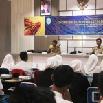 Plt Bupati Nganjuk KH Abdul Wachid Badrus saat memberikan sambutan dalam Workshop Jurnalistik Pelajar. foto: BAMBANG/ BANGSAONLINE