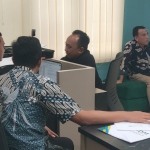Kepala BKPSDM Gresik Agung Endro Dwi Setyo Utomo melaporkan kasus SK PNS dan PPPK palsu ke Polres Gresik. foto: ist.
