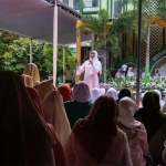 Khofifah memberikan sambutan saat meresmikan asrama putri di Ponpes Al-Fatimah, Bojonegoro.